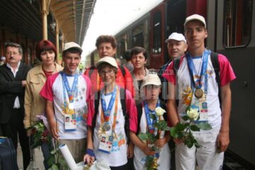 Elevii medaliați, alături de profesoara Veronica Budeanu