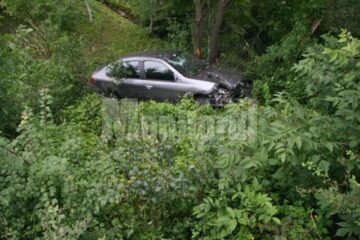 Mașina s-a răsturnat în afara drumului însă, din fericire, șoferița nu a fost rănită grav
