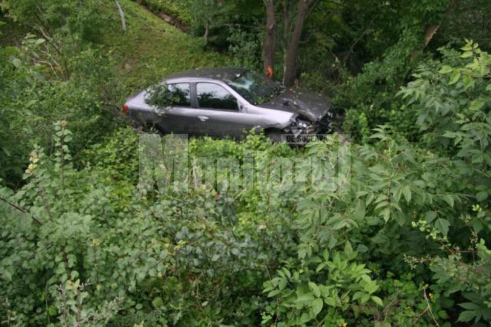 Mașina s-a răsturnat în afara drumului însă, din fericire, șoferița nu a fost rănită grav