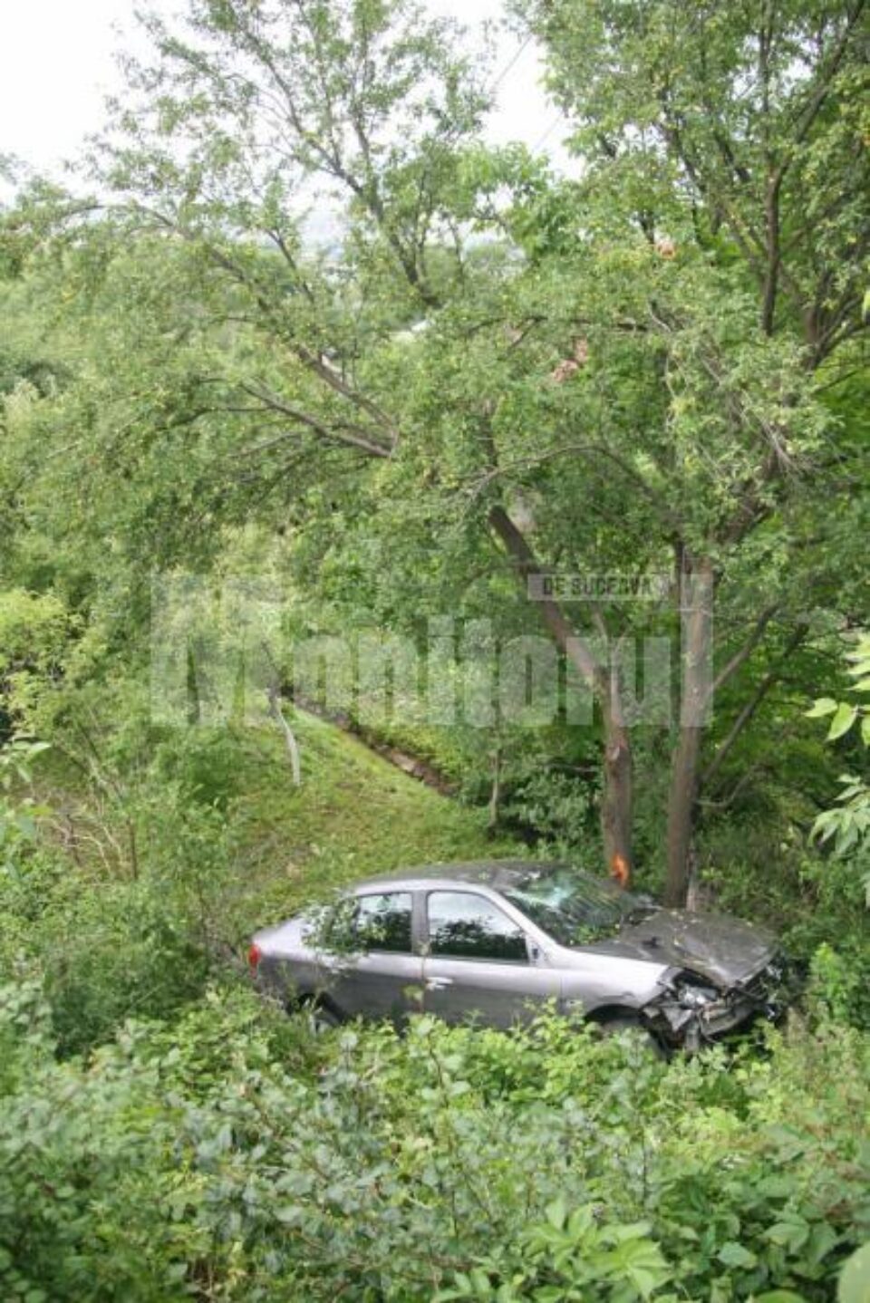 Mașina s-a răsturnat în afara drumului însă, din fericire, șoferița nu a fost rănită grav
