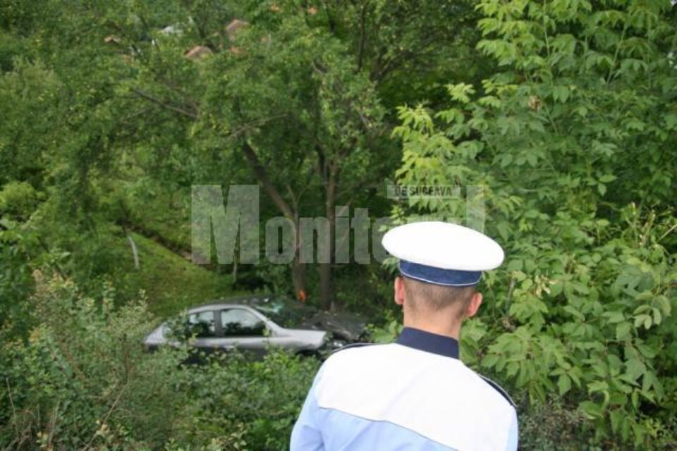 Mașina s-a răsturnat în afara drumului însă, din fericire, șoferița nu a fost rănită grav