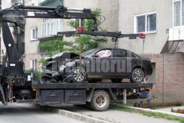 Mașina în care se aflau cei trei tineri