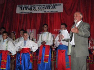 Prof. Ioan Bodnar felicitând pentru evoluție deosebită Ansamblul Kozaciok din Bălcăuți