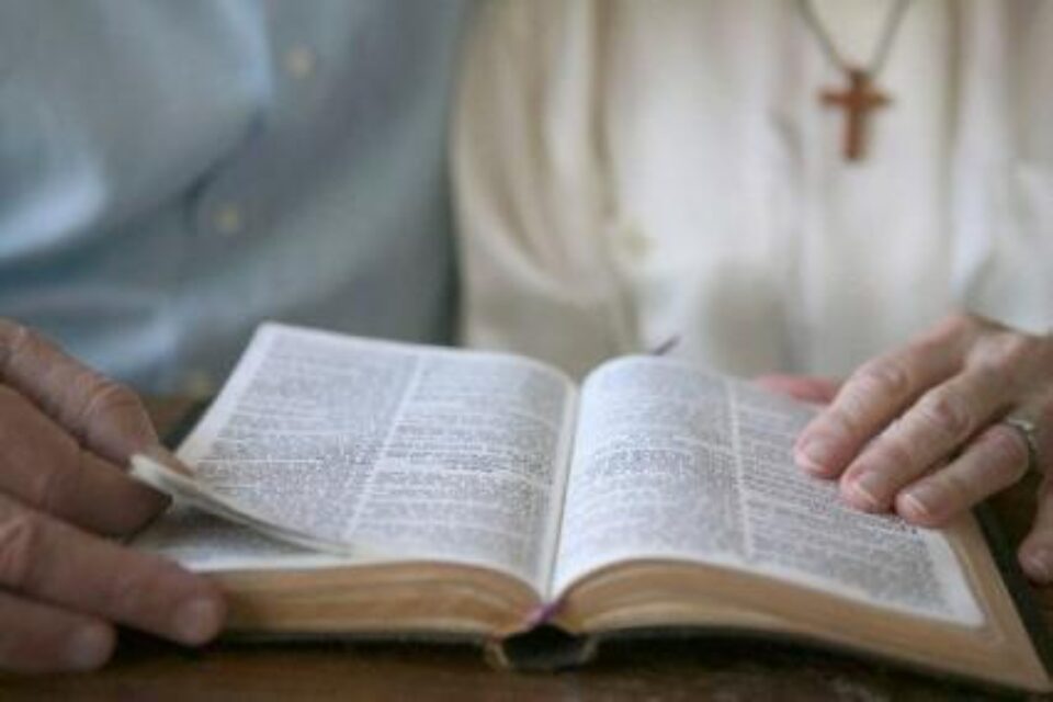 Carte de rugăciuni. Foto: Corbis