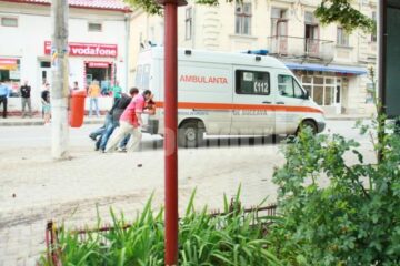 Ambulanța împinsă de trecători