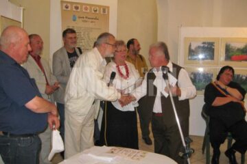 Cornel Udrea înmânându-i Premiul I la secțiunea Literatură umoristică lui Emil Ianuș