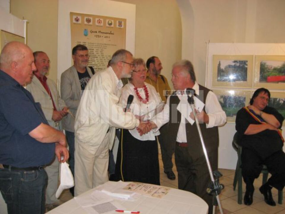Cornel Udrea înmânându-i Premiul I la secțiunea Literatură umoristică lui Emil Ianuș