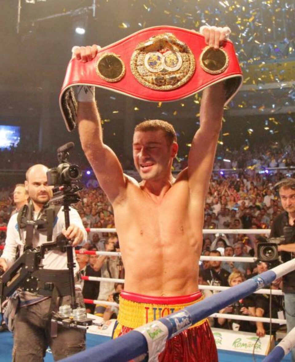 Lucian Bute se bucură, la finalul meciului cu Jean Paul Mendy, pe care l-a facut K.O., păstrându-și pentru a opta oara titlul modial IBF la supermijlocie Foto: Mediafax
