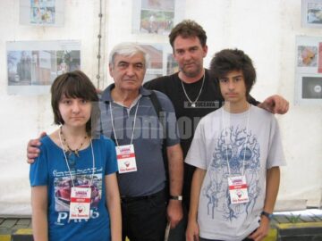COV cu premianții săi, Bianca Bălășoiu și Horia Marin, și profesorul lor Cătălin Bilea