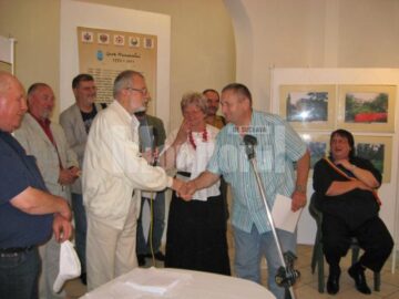 Cornel Udrea felicitându-l pe Ananie Gagniuc, Premiul I ex aequo la secțiunea Literatură umoristică