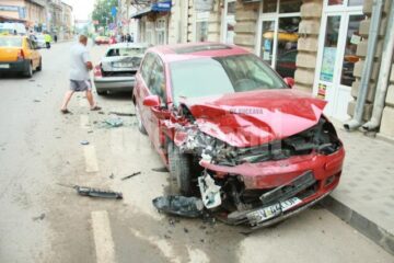 Cele două mașini avariate de BMW-ul scăpat de sub control