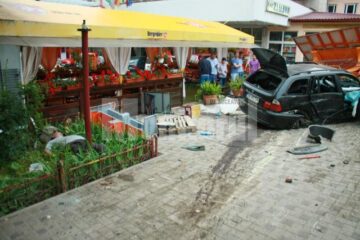 Autoturismul BMW s-a oprit la câțiva metri de o terasă și de Hotelul Zimbru