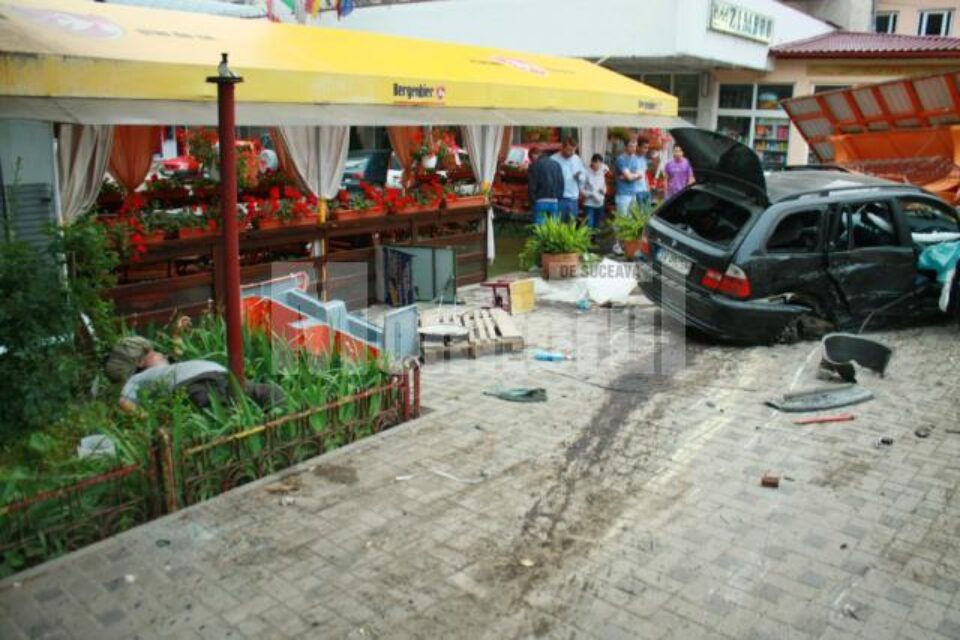 Autoturismul BMW s-a oprit la câțiva metri de o terasă și de Hotelul Zimbru