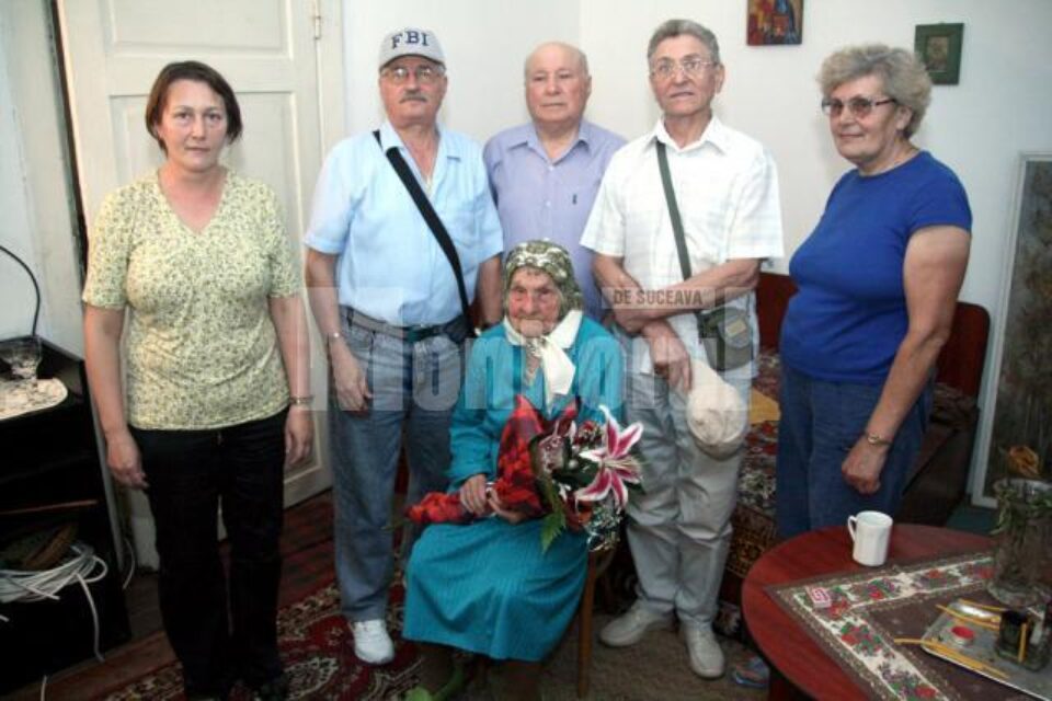 Rudele și musafirii s-au fotografiat alături de Maria Hamburdă