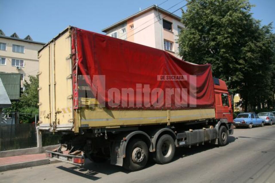Autocamionul care a agățat firele eletrice