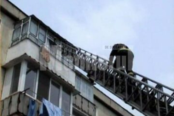Un echipaj de pompieri a pătruns în apartament, cu ajutorul scării mecanice, pe geamul de la balcon