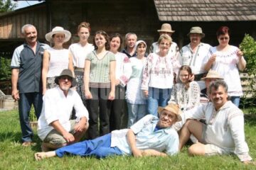 Fotografie de grup cu meșterii din Tabăra de la Păltinoasa