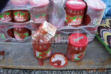 Pachete de țigări ascunse în pastă de tomate