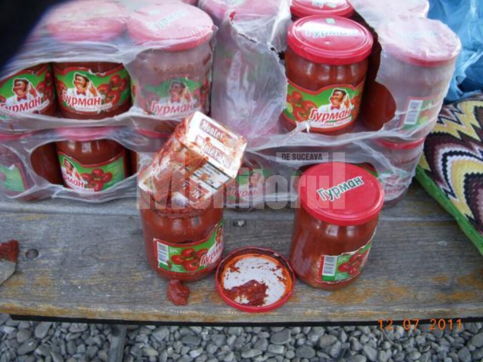 Pachete de țigări ascunse în pastă de tomate