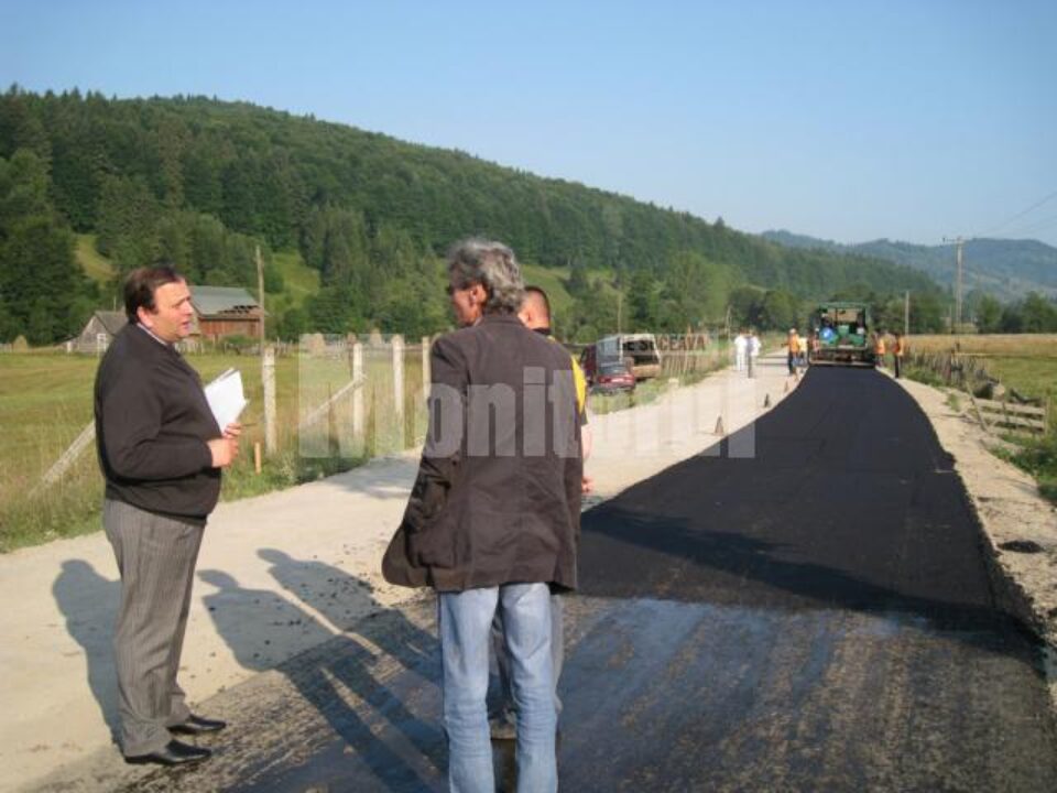 Gheorghe Flutur a inspectat ieri dimineață lucrările de modernizare a drumului județean Poiana Micului-Sucevița