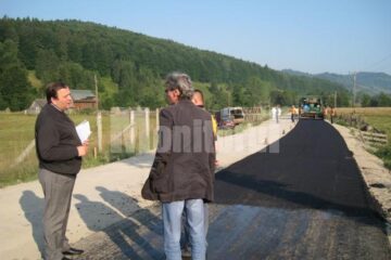 Gheorghe Flutur a inspectat ieri dimineață lucrările de modernizare a drumului județean Poiana Micului-Sucevița