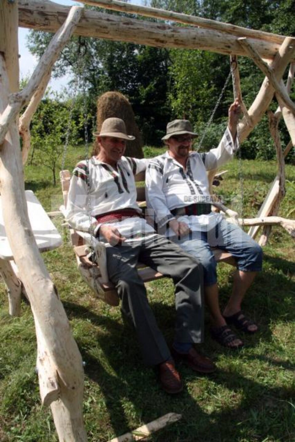 Vasile Neamțu și pictorul iconar Liviu Șoptelea în balansoar