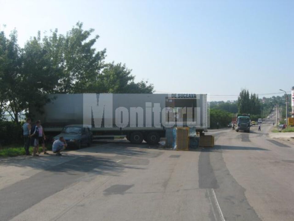 Tirul rusesc, în prim-plan, iar în planul secund, vehiculul condus de bărbatul din Mălini Tirul rusesc, în prim-plan, iar în planul secund, vehiculul condus de bărbatul din Mălini