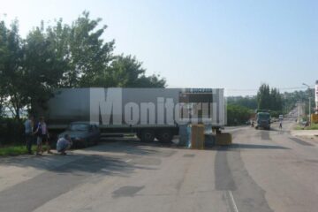 Tirul rusesc, în prim-plan, iar în planul secund, vehiculul condus de bărbatul din Mălini