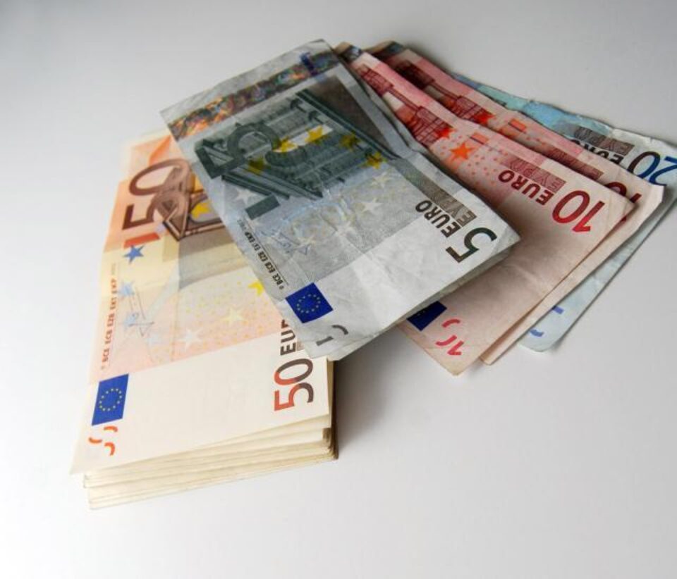 O casieră de la o casă de schimb valutar din Gura Humorului a fost înșelată cu 2.600 de euro O casieră de la o casă de schimb valutar din Gura Humorului a fost înșelată cu 2.600 de euro