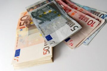 O casieră de la o casă de schimb valutar din Gura Humorului a fost înșelată cu 2.600 de euro