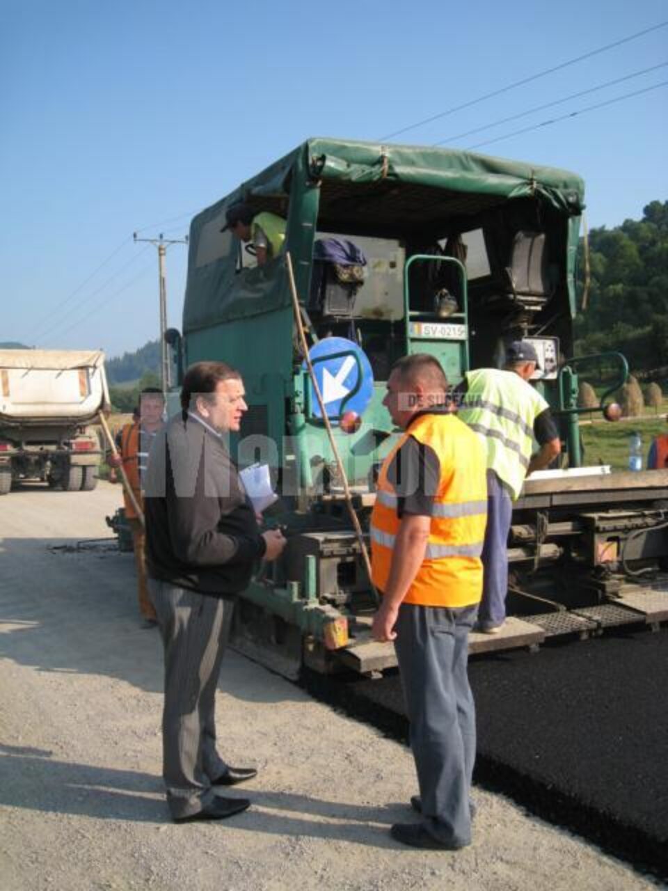 Gheorghe Flutur a inspectat ieri dimineață lucrările de modernizare a drumului județean Poiana Micului-Sucevița