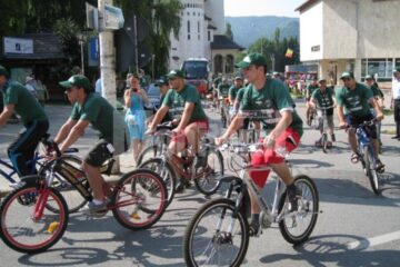 Peste o sută de tineri pelerini cu biciclete și pe jos au plecat ieri de la Gura Humorului pe „drumurile smereniei”