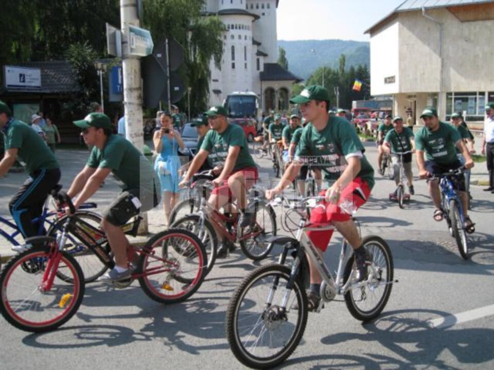 Peste o sută de tineri pelerini cu biciclete și pe jos au plecat ieri de la Gura Humorului pe „drumurile smereniei” Peste o sută de tineri pelerini cu biciclete și pe jos au plecat ieri de la Gura Humorului pe „drumurile smereniei”