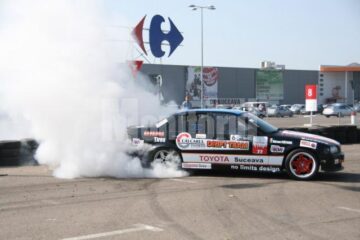 Amatorii de senzații tari vor putea încerca adrenalina drift-ului ca pasageri la Taxi Drift