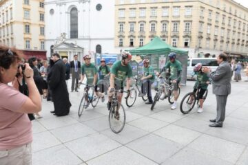 Gheorghe Flutur a dat ieri startul proiectului turistic european „Pelerin în Bucovina” din piața „Sf. Ștefan” din Viena