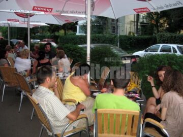 Participanți la eveniment pe terasa Bizz Cafe