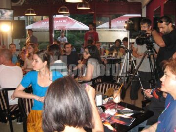 Public participant în interiorul Bizz Cafe