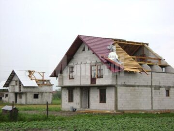 Vijelia a avariat acoperișurile a sute de case