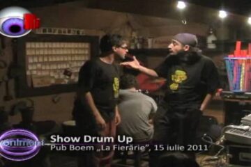 Trei actori pe scenă și un show inedit –Drum Up