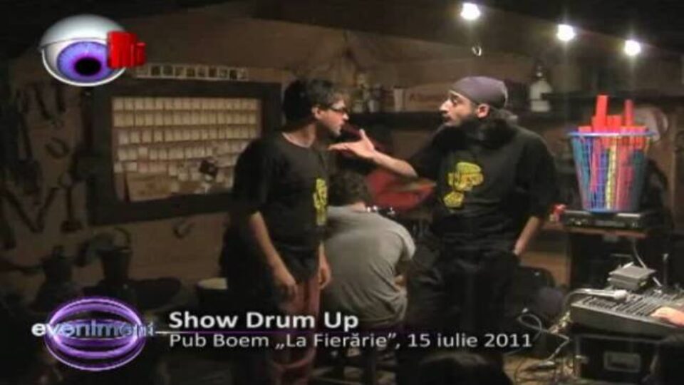 Trei actori pe scenă și un show inedit –Drum Up