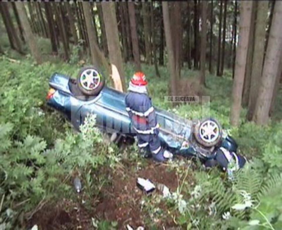 În cădere, Chrysler-ul a acroșat câțiva arbori și s-a răsturnat
