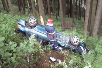 În cădere, Chrysler-ul a acroșat câțiva arbori și s-a răsturnat
