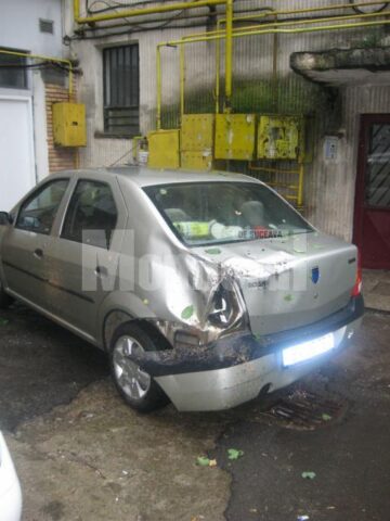 În centrul Sucevei, un copac a căzut peste două mașini parcate