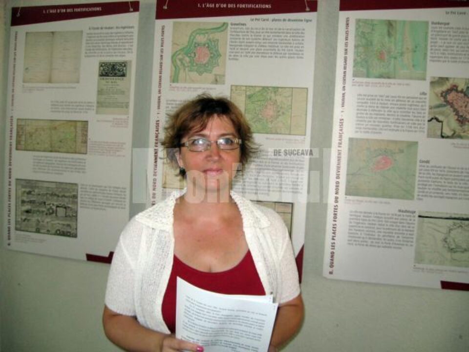 Dr. Monica Dejan prezentând expoziția