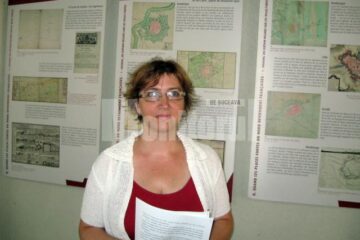 Dr. Monica Dejan prezentând expoziția
