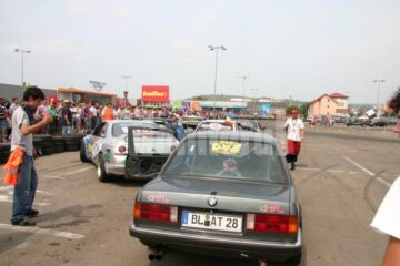 Mașinile, aliniate pentru start