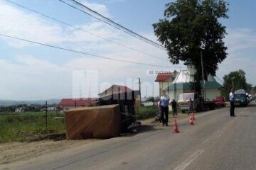 Autoturismul de teren ce tracta o remorcă s-a răsturnat în afara drumului