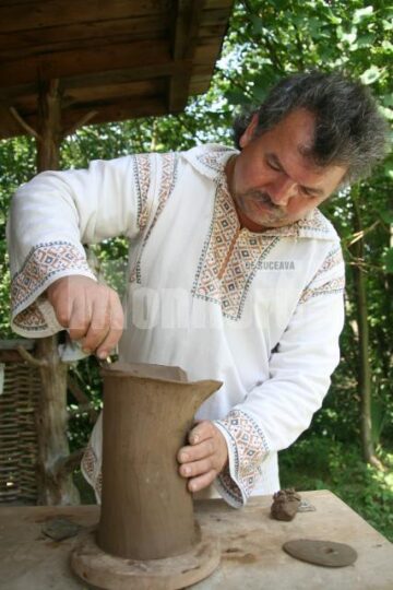 Meșterul ceramist Iurie Cucuietu