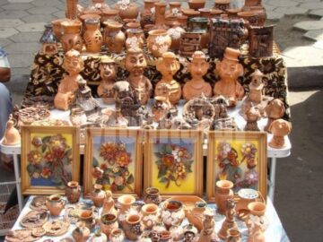 Piese ceramice prezentate la un târg de meșterul Iurie Cucuietu