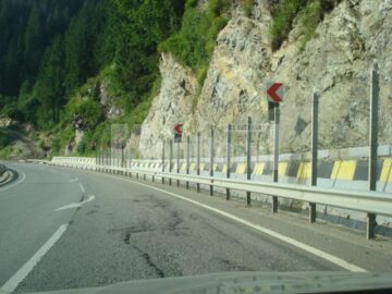 Porțiune de asfalt degradată accentuat la Iacobeni